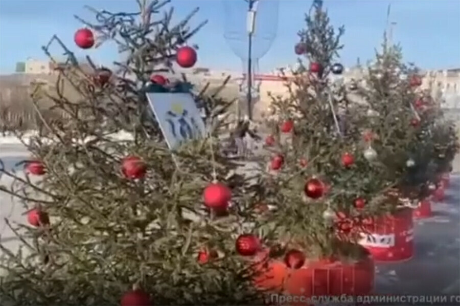 В честь Благовещенска на площади Читы установили новогоднюю елку видео