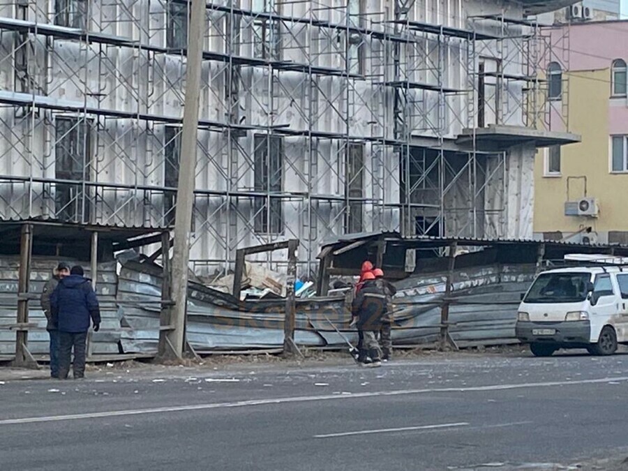 ЧП в Благовещенске возле центрального рынка с подъемного крана рухнул груз фото видео