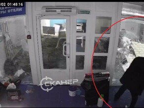 В Благовещенске постоялец отеля ночью незаконно проник в помещение и вышел в окно видео