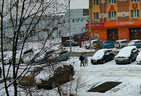 Хватать чужого ребенка за волосы  это ненормально В Благовещенске игра в снежки на парковке закончилась заявлением в полицию видео