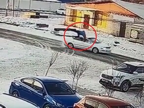 В Свободном машина сбила пешехода который буквально бросился под колеса видео