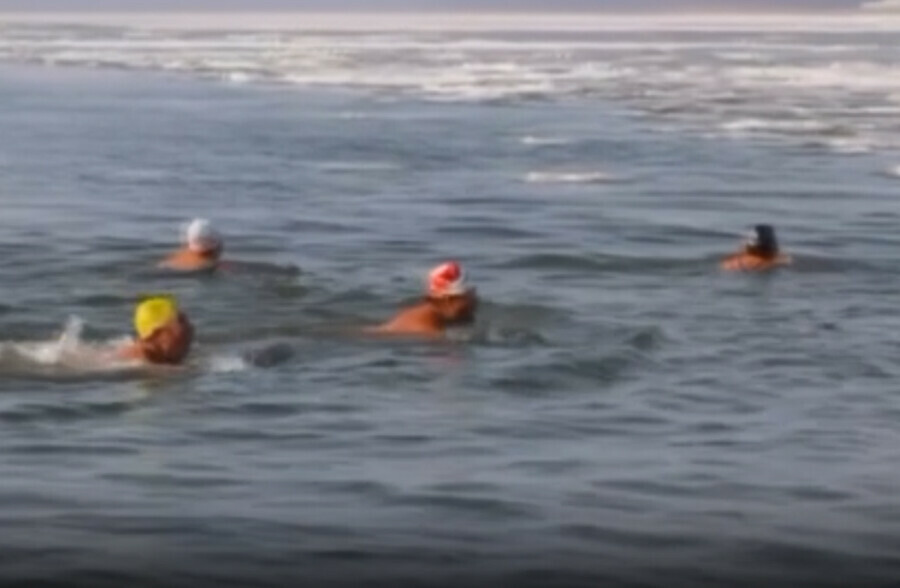 Китайские моржи открыли сезон напротив Благовещенска видео