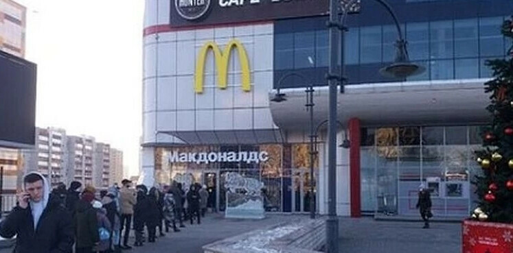 Коронавирус и мороз не помеха во Владивостоке выстроились огромные очереди в MacDonalds видео