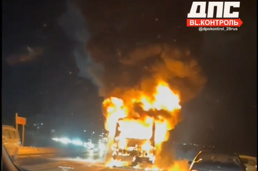 На трассе в Амурской области факелом горит пассажирский автобус видео