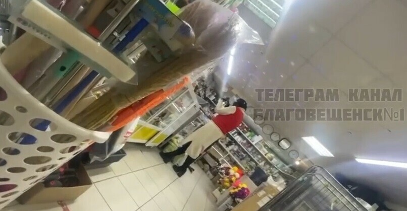 Типичная американка пришла в российский магазин в Благовещенске заметили покупательницу которая странно себя вела видео