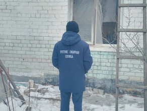 Она была вся черная и без сознания двух женщин вынесли из огня пожарные в Амурской области