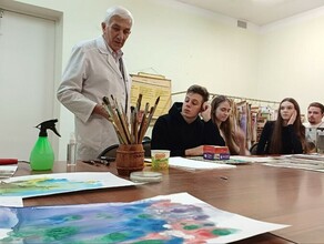 Это очень гармонизирует благовещенский врач Николай Левченко показал студентам как рисовать в технике монотипии