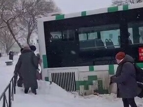 Пассажиры помогают выталкивать автобусы из сугробов в Благовещенске фото видео 