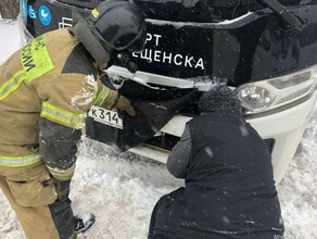 Благовещенцам помогают выбраться из сугробов огнеборцы МЧС фото