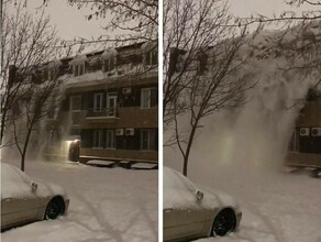 В Благовещенске со здания сошла огромная лавина видео