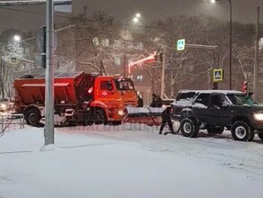 В Благовещенске в снегу застряла снегоуборочная техника видео