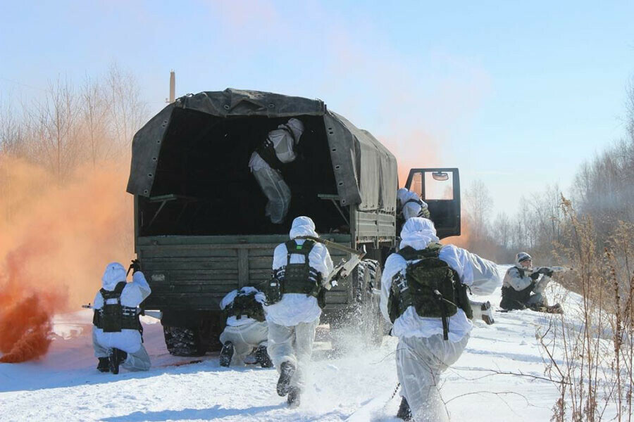 Захватывать автоколонну из засады учили контрактников в Амурской области