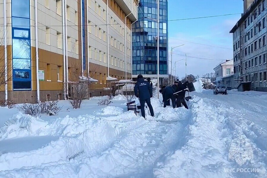 Подразделения МЧС в Благовещенске вышли на уборку снега видео 