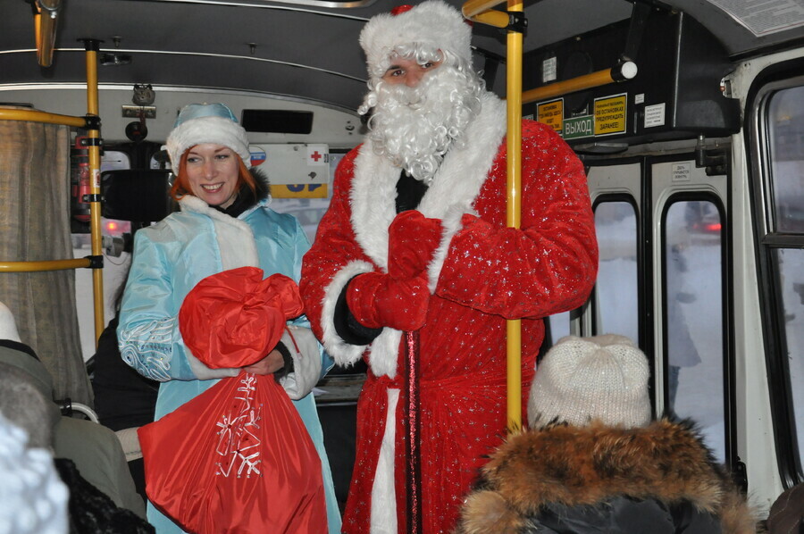 Дед Мороз и Снегурочка  будут кататься в автобусах и поздравлять благовещенцев с Новым годом