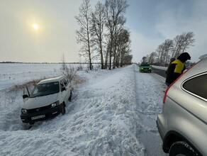 Стали уже замерзать потихоньку микроавтобус слетел в кювет на амурской трассе фото 