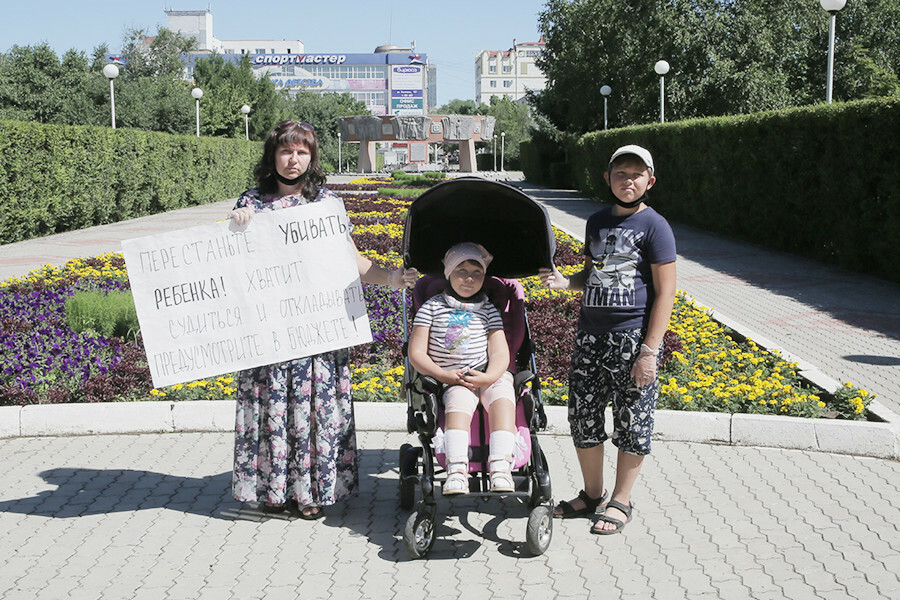 Амурчанка два дня пикетирует правительство добиваясь лечения для своего ребенка