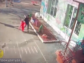 Воспитательница забыла 3летнюю девочку спящую на горке
