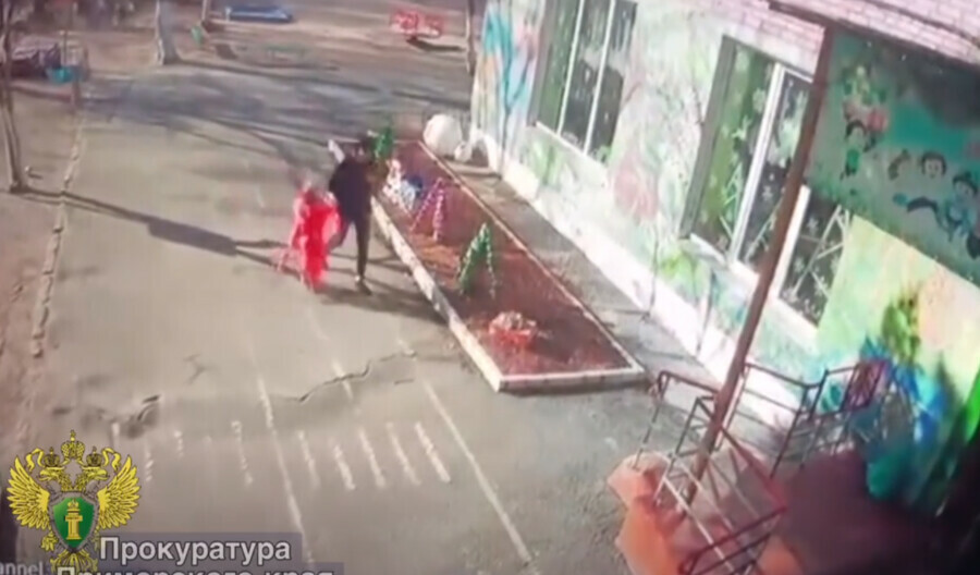 Воспитательница забыла 3летнюю девочку спящую на горке