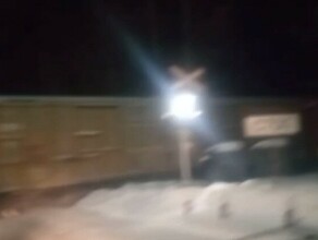 Еле как затормозил благовещенский автомобилист чуть не попал под поезд видео