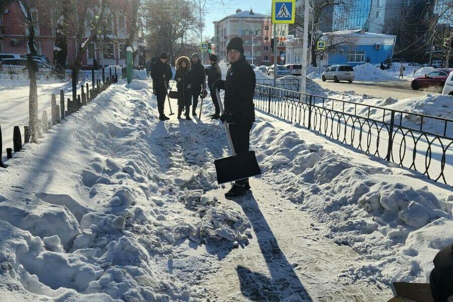 Территорию у поликлиник Благовещенска освободили от снега студенты фото