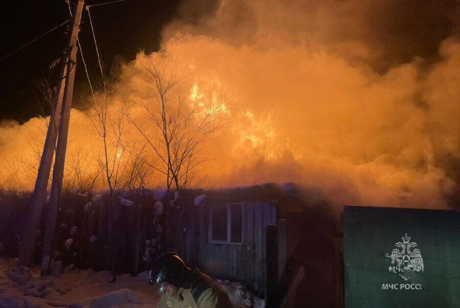 Автосервис с тремя автомобилями сгорел в Белогорске видео