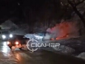 Сигналили будили жильцов стали известны подробности пожара в Благовещенске в котором сгорело авто видео 