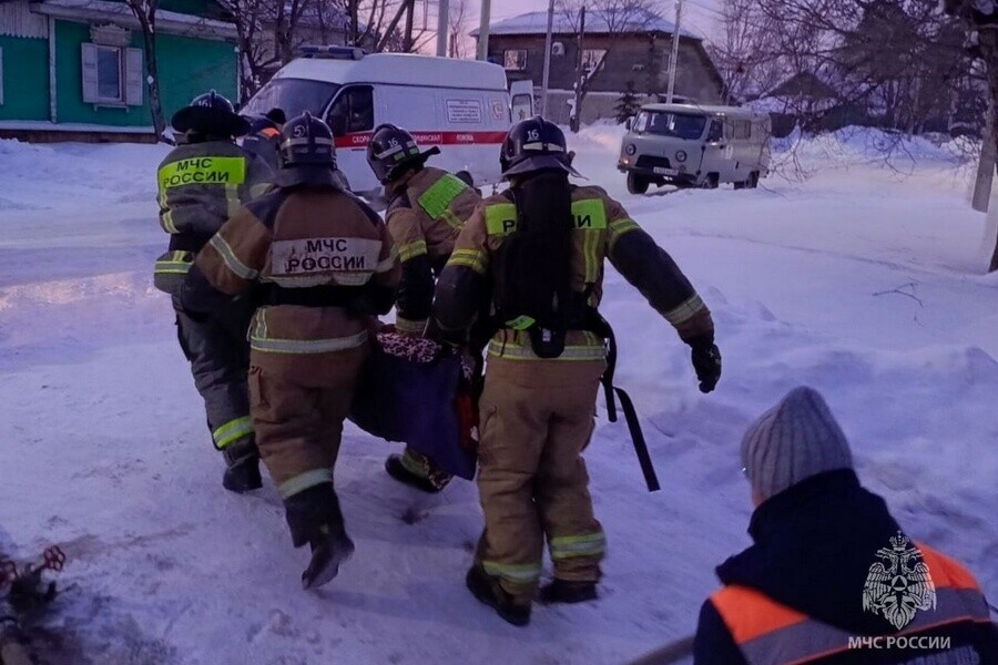Один человек пострадал в Свободном вспыхнул жилой дом фото 