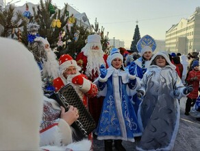 По Дальнему Востоку проходят парады Дедов Морозов и Снегурочек