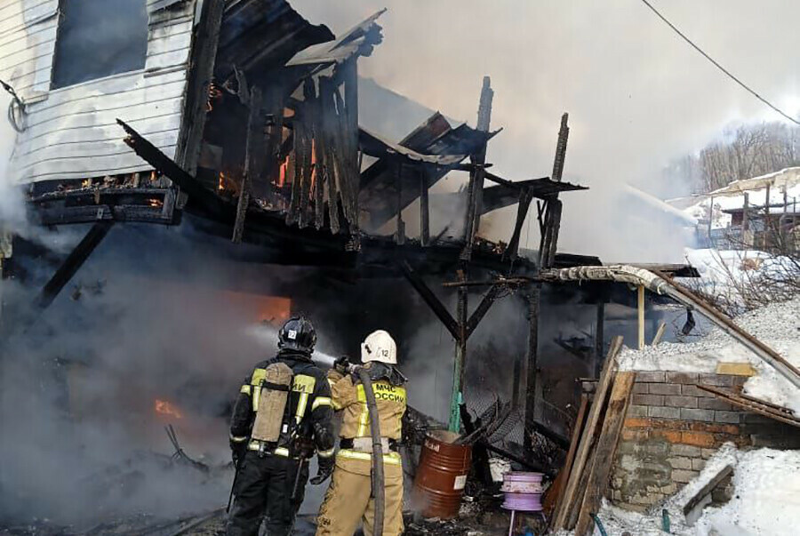 В Моховой Пади в Благовещенске горит жилой дом видео Комментарий МЧС обновлено