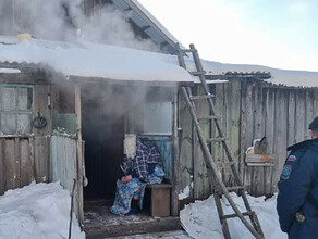 В Амурской области спасатели вынесли из огня пожилую женщину