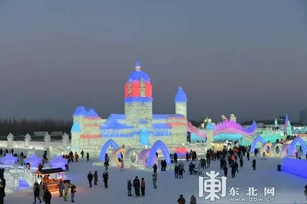 В Харбине торжественно открылся Большой мир льда и снега с 40метровой ледяной башней фото