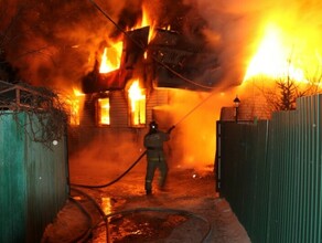В Зейском районе Амурской области восемь пожарных тушили жилой дом