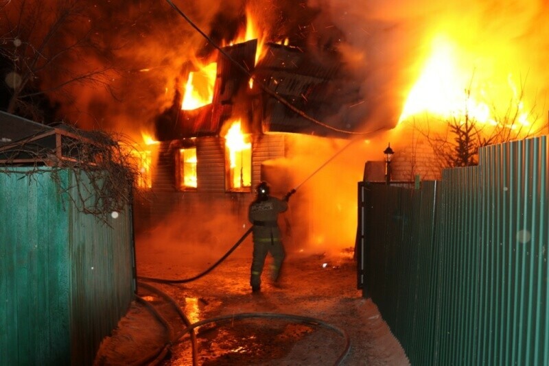 В Зейском районе Амурской области восемь пожарных тушили жилой дом