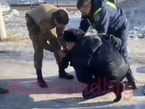 Соцсети в Благовещенске прямо на улице задержали мужчину видео