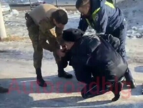 Стало известно за что скрутили мужчину возле кольца на Театральной 