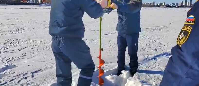 На Амуре между Благовещенском и Хэйхэ бурят лед Зачем
