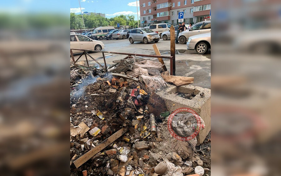 В соцсетях сообщают что в Благовещенске изза мусора пострадали автомобили 