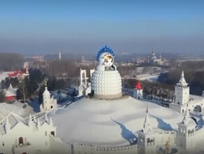 Снегурочка высотой 40метров выросла  недалеко от Харбина видео