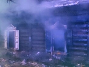 В Благовещенске горел открытым пламенем жилой дом видео