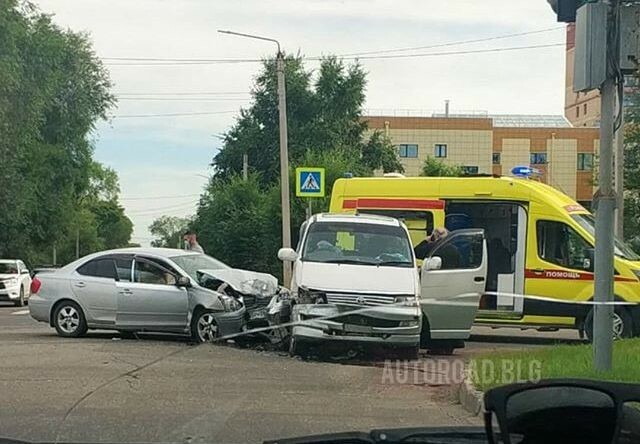 В двух жестких утренних авариях в Благовещенске пострадали люди фото видео