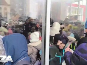 Десятки детей оказались в давке на выходе из школы изза ошибки охранника