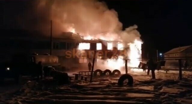 Страшный пожар в Тыгде дотла сгорел многоквартирный жилой дом есть жертва видео