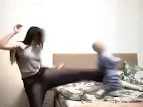Семиклассница с силой пнула малыша записывая TikTok с подружкой видео 18