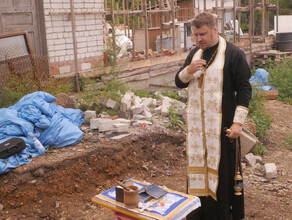 Участок в Благовещенске где были найдены останки освятил священник Благовещенской епархии видео