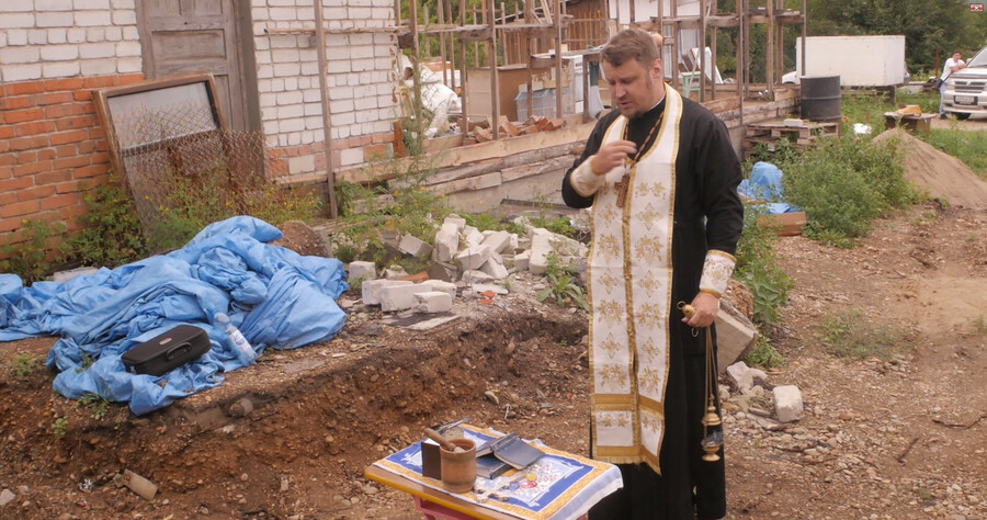 Участок в Благовещенске где были найдены останки освятил священник Благовещенской епархии видео