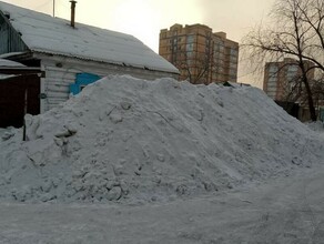 Из окна вообще ничего не видно в Благовещенске частный дом закрыли снежной стеной фото 