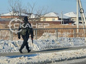 Благовещенцев напугал мужчина идущий по улице в экипировке с автоматом видео