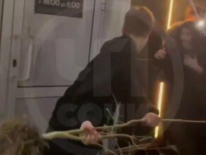 Подростки разгромили клуб изза отмены концерта тиктокера в Сочи В Благовещенске его выступление назвали вакханалией