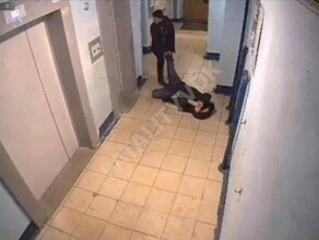 В подъезде Владивостока под прицелом камеры видеонаблюдения жестоко избили и изнасиловали женщину