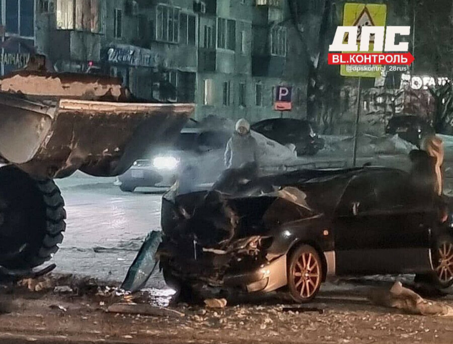 В Белогорске иномарка на скорости влетела в погрузчик